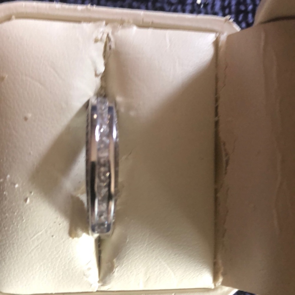 Woman’s ring band stones 925 size 10 pretty